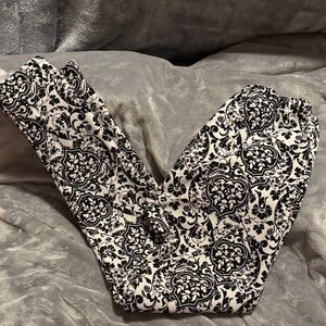 Black and White Damask Pattern Fleece lined Leggings